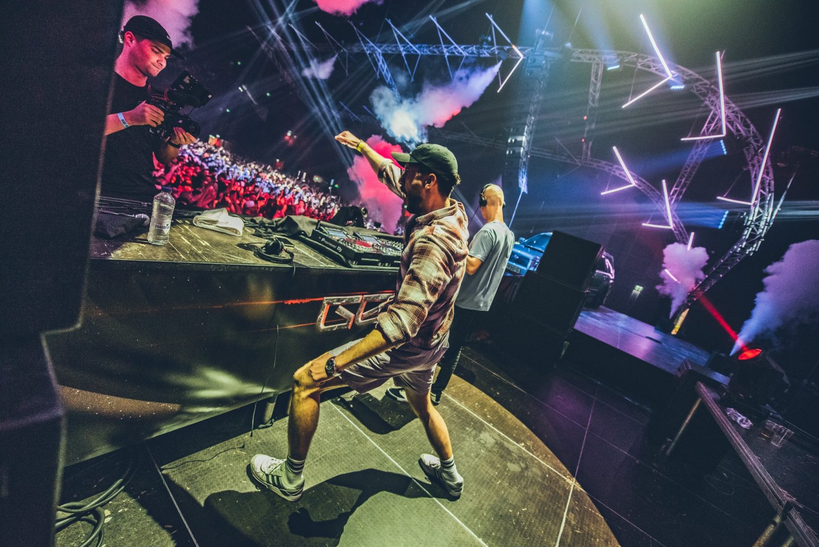 Fraw on stage